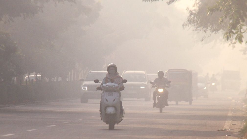 Delhi Records Severe Air Pollution Post-Diwali; CPCB and IQAir AQI Readings Vary Significantly
