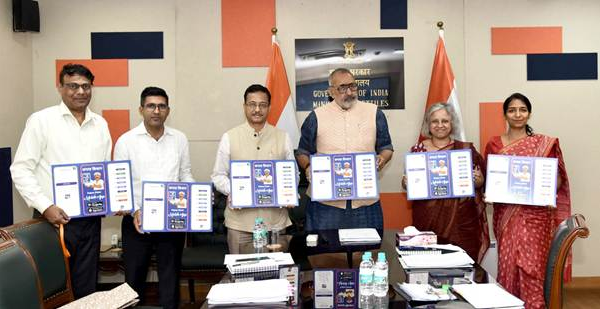 Textiles Minister Giriraj Singh Launches Kapas Kisan App to Aid Cotton Farmers