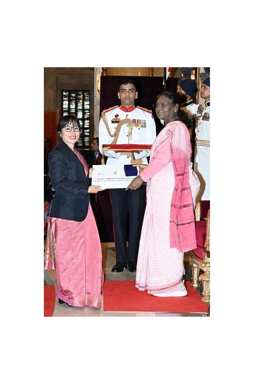 President of India, Smt. Droupadi Murmu presents MY Bharat-National Service Scheme (NSS) Awards for the year 2022-23