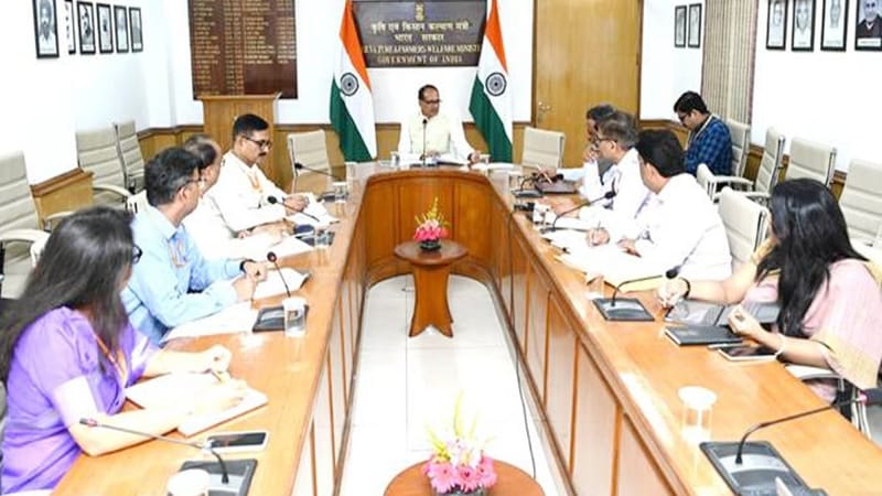 Shivraj Singh reviews progress of Pradhan Mantri Gram Sadak Yojana