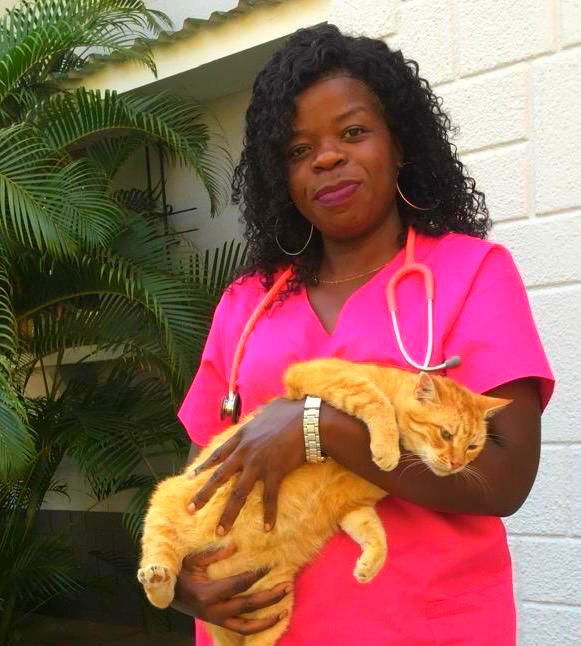 Dra. Angelina Israel Mapsanganhe. (Cirurgia , Clinica Geral e Exóticos)