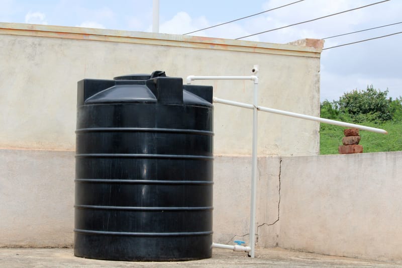 Backup water tank and pressuriser installation