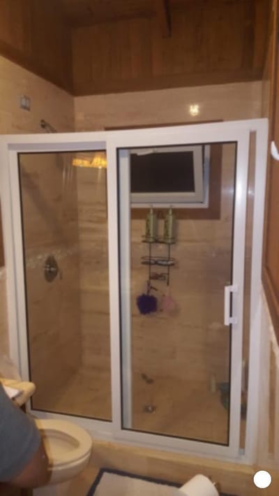 Instalación de puerta de baño PVC