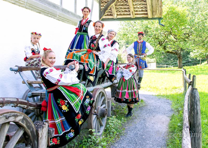 Grupa  LASOWIACY Polonijny Zespół Tańca 