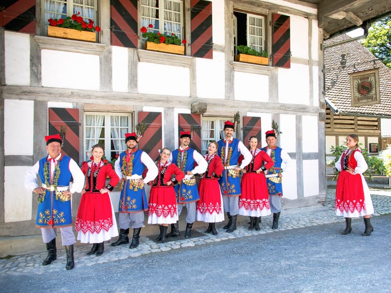 Grupa  LASOWIACY Polonijny Zespół Tańca 