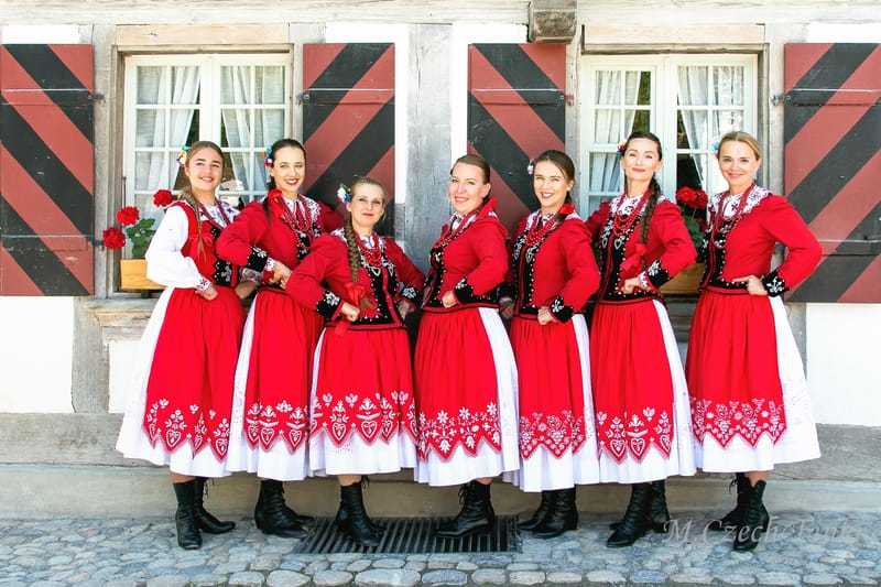 Grupa  LASOWIACY Polonijny Zespół Tańca 