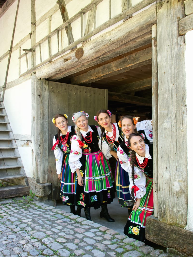 Grupa  LASOWIACY Polonijny Zespół Tańca 