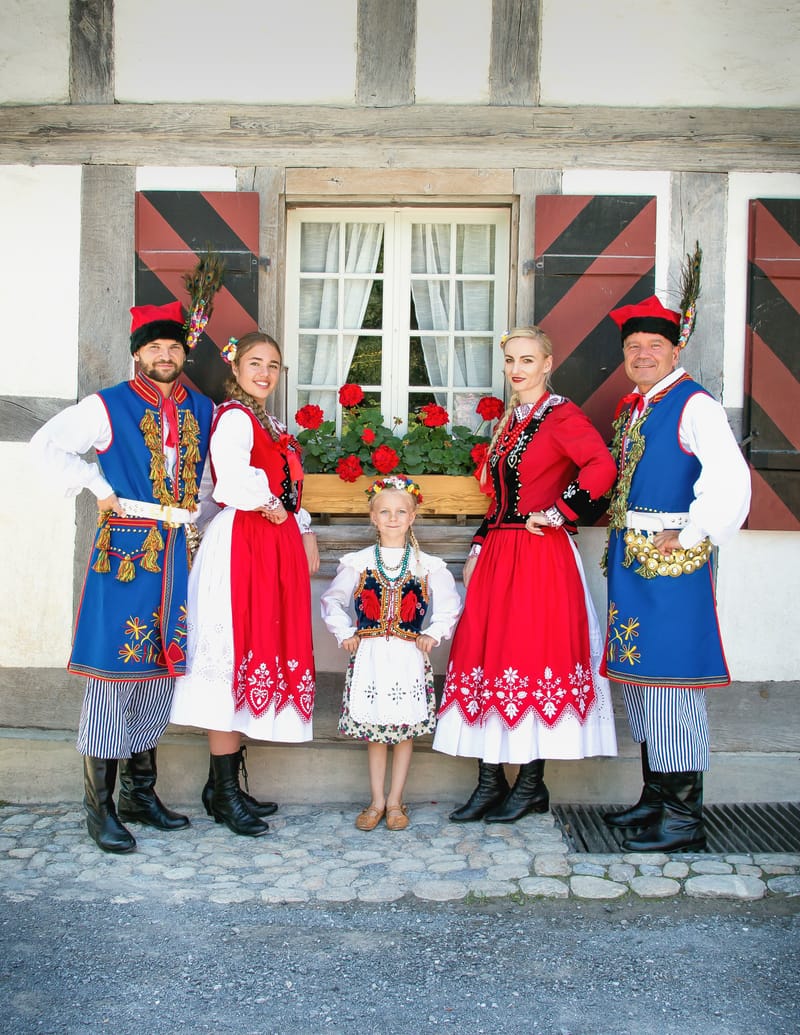 Grupa  LASOWIACY Polonijny Zespół Tańca 