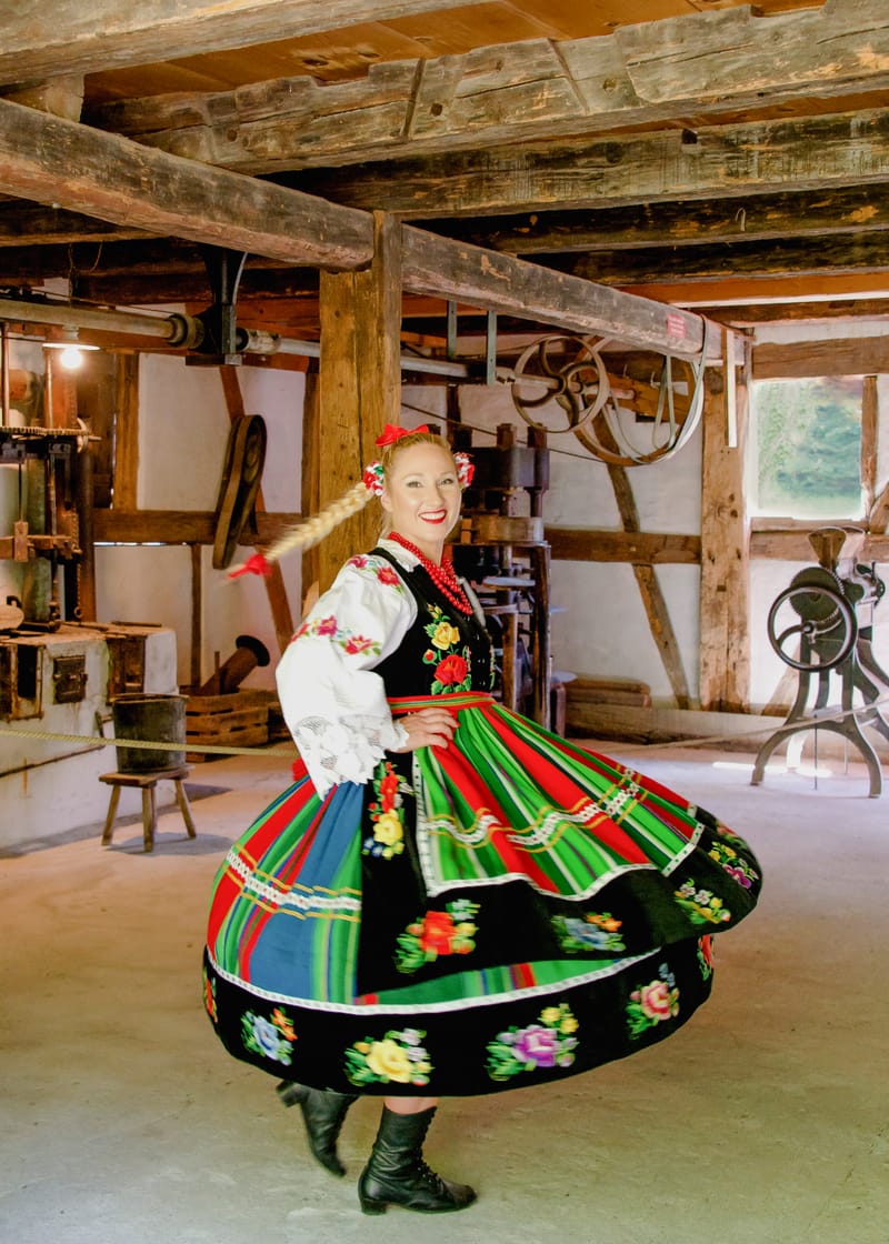 Grupa  LASOWIACY Polonijny Zespół Tańca 