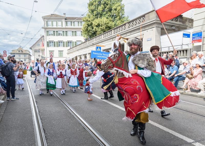 Przemarsz grupy Lasowiacy przez ulice Zurichu 30.06.2024