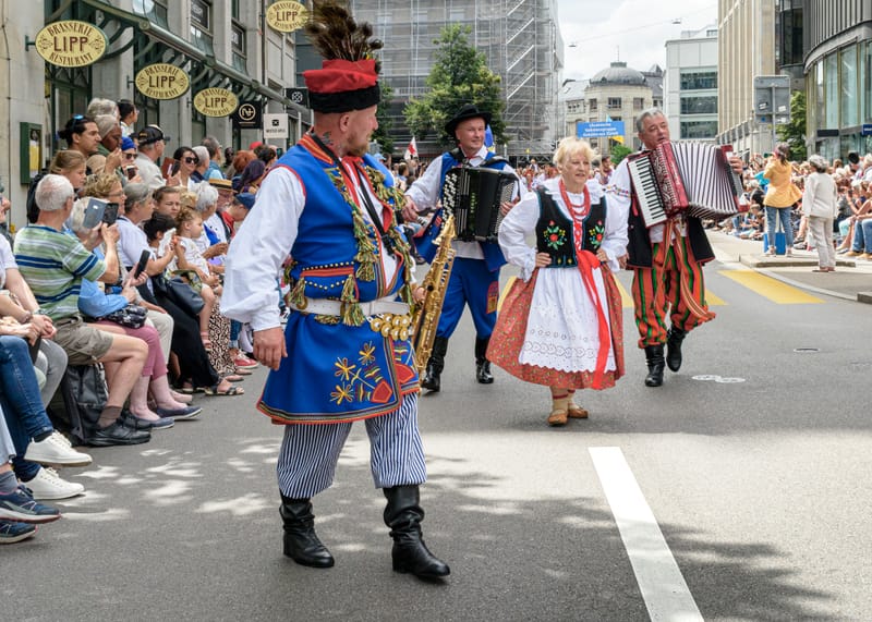 Przemarsz grupy Lasowiacy przez ulice Zurichu 30.06.2024