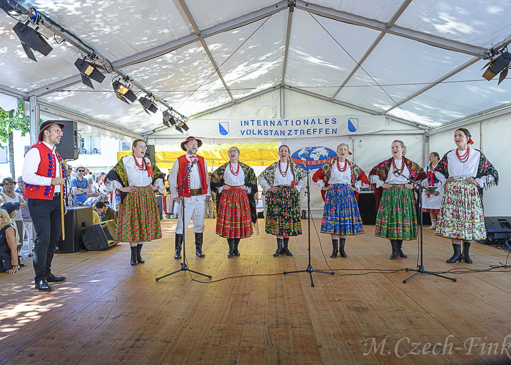 Auftritt der Polnische Tanzgruppe Lasowiacy  am 8. Juli 2023 in Zürich beim Internationalen Volkstanztreffen.