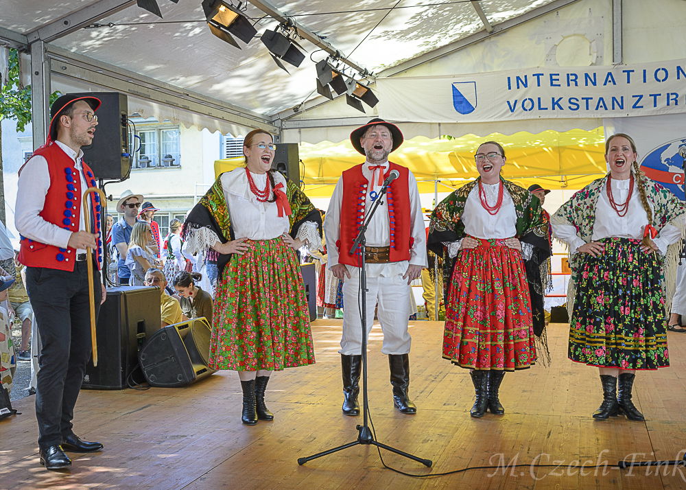 Auftritt der Polnische Tanzgruppe Lasowiacy  am 8. Juli 2023 in Zürich beim Internationalen Volkstanztreffen.