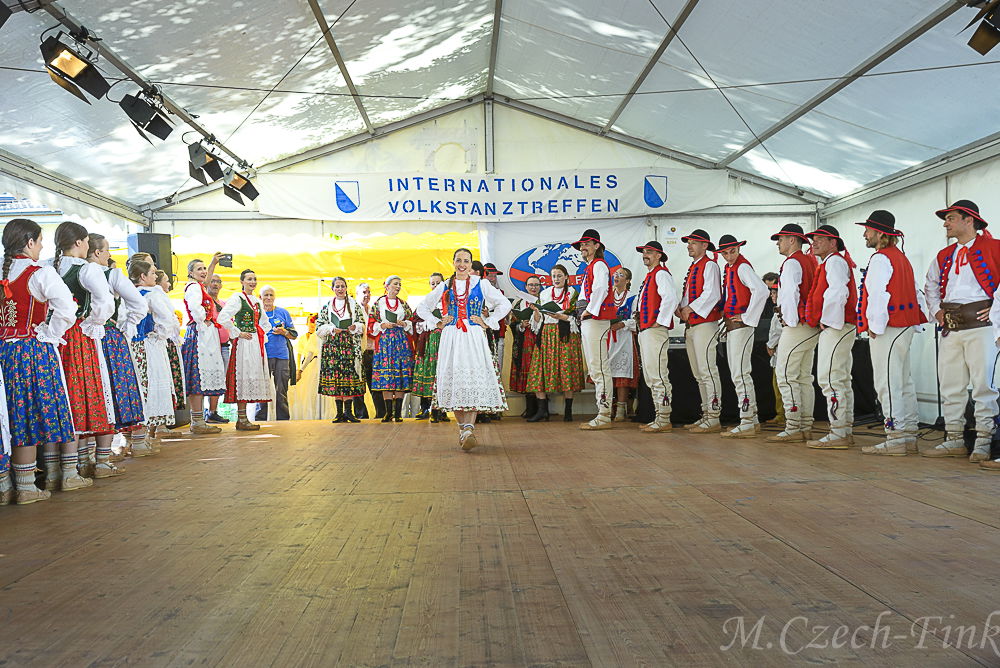 Auftritt der Polnische Tanzgruppe Lasowiacy  am 8. Juli 2023 in Zürich beim Internationalen Volkstanztreffen.