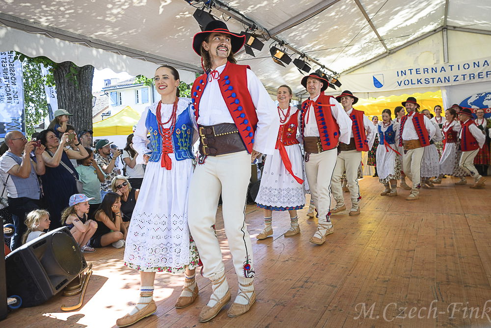 Auftritt der Polnische Tanzgruppe Lasowiacy  am 8. Juli 2023 in Zürich beim Internationalen Volkstanztreffen.