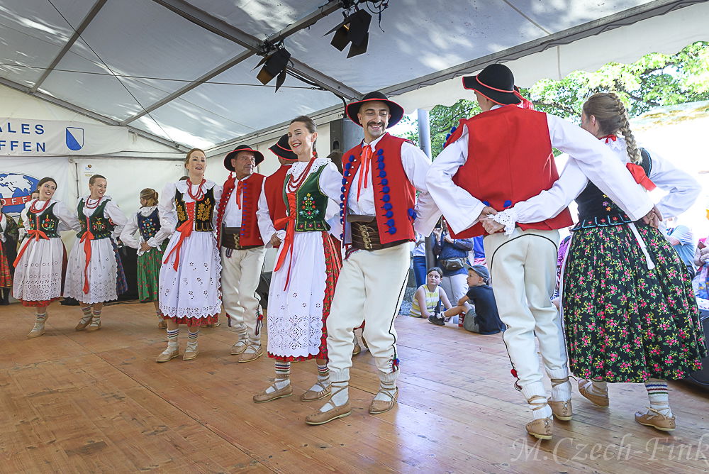 Auftritt der Polnische Tanzgruppe Lasowiacy  am 8. Juli 2023 in Zürich beim Internationalen Volkstanztreffen.