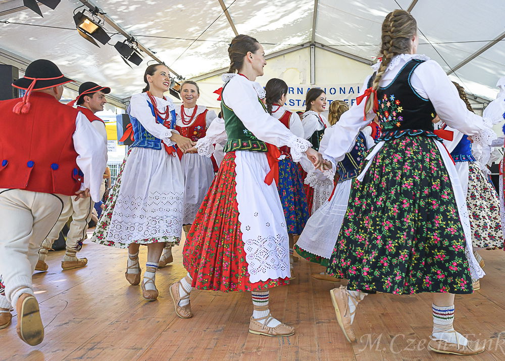 Auftritt der Polnische Tanzgruppe Lasowiacy  am 8. Juli 2023 in Zürich beim Internationalen Volkstanztreffen.