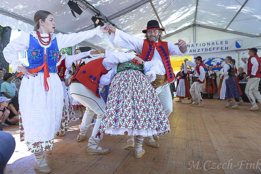 Auftritt der Polnische Tanzgruppe Lasowiacy  am 8. Juli 2023 in Zürich beim Internationalen Volkstanztreffen.