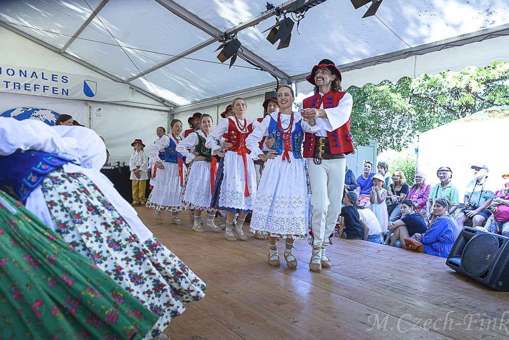 Auftritt der Polnische Tanzgruppe Lasowiacy  am 8. Juli 2023 in Zürich beim Internationalen Volkstanztreffen.
