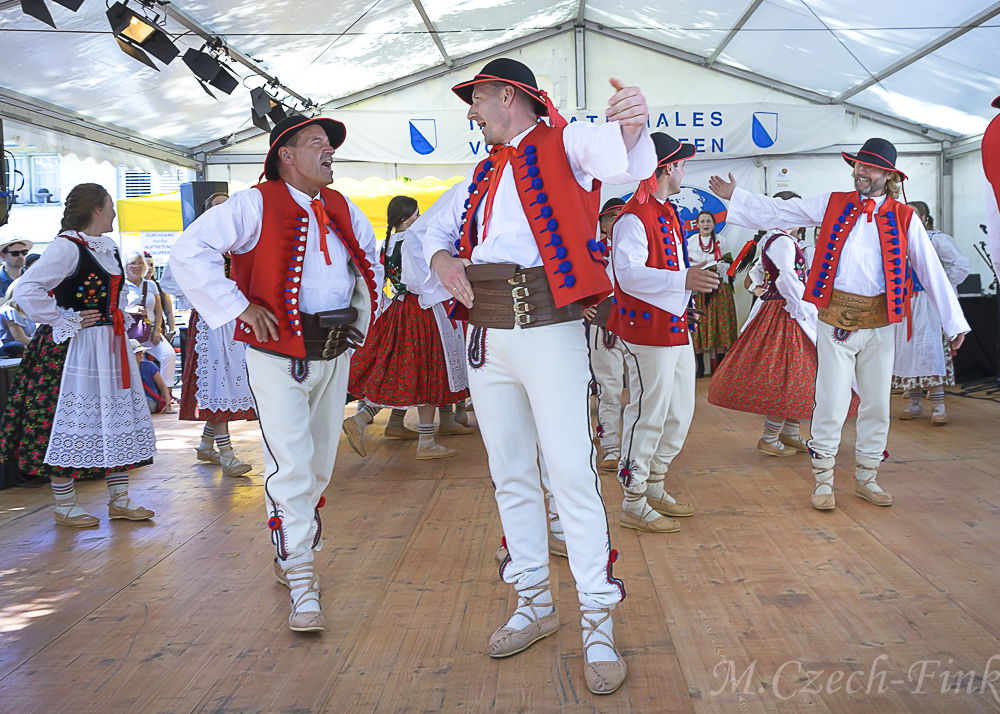 Auftritt der Polnische Tanzgruppe Lasowiacy  am 8. Juli 2023 in Zürich beim Internationalen Volkstanztreffen.