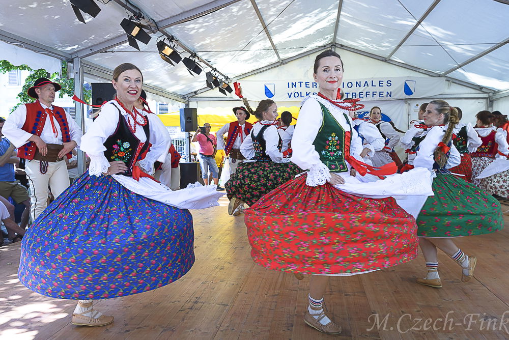 Auftritt der Polnische Tanzgruppe Lasowiacy  am 8. Juli 2023 in Zürich beim Internationalen Volkstanztreffen.