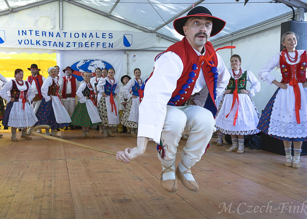 Auftritt der Polnische Tanzgruppe Lasowiacy  am 8. Juli 2023 in Zürich beim Internationalen Volkstanztreffen.