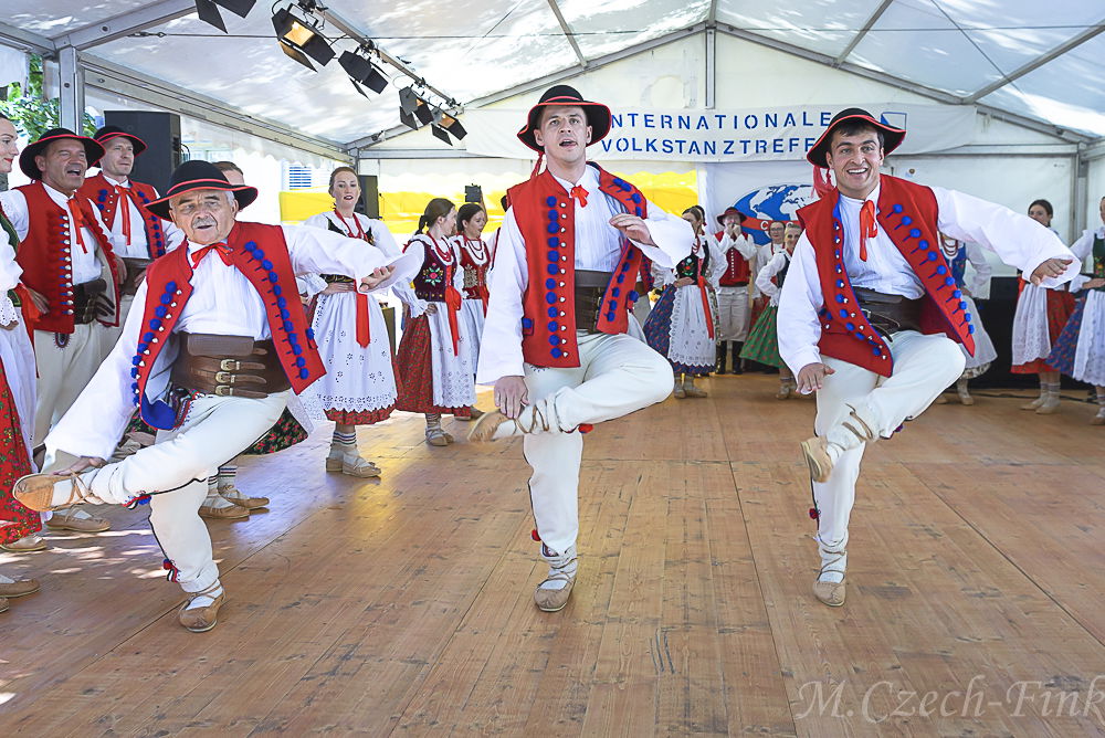 Auftritt der Polnische Tanzgruppe Lasowiacy  am 8. Juli 2023 in Zürich beim Internationalen Volkstanztreffen.