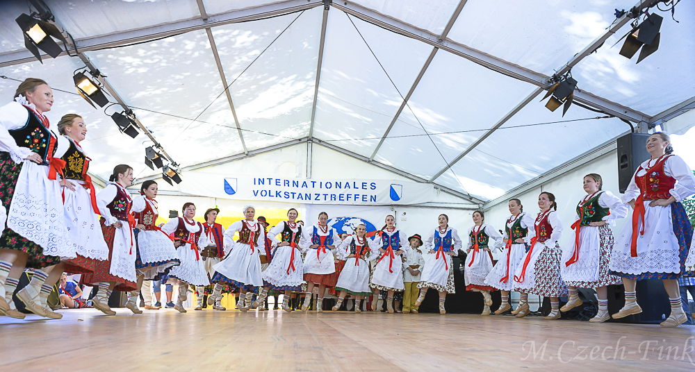 Auftritt der Polnische Tanzgruppe Lasowiacy  am 8. Juli 2023 in Zürich beim Internationalen Volkstanztreffen.