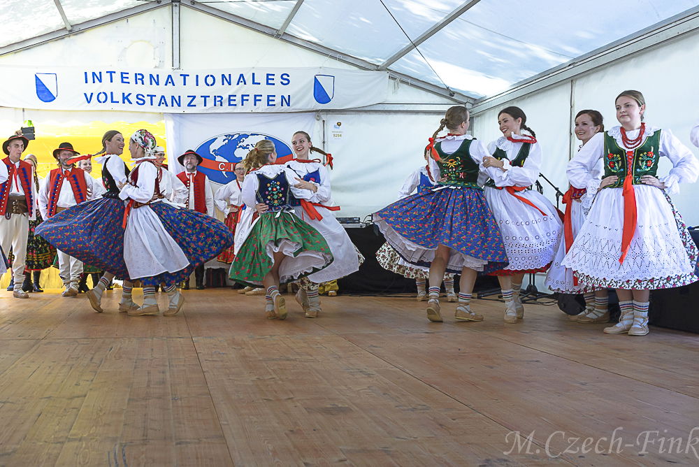 Auftritt der Polnische Tanzgruppe Lasowiacy  am 8. Juli 2023 in Zürich beim Internationalen Volkstanztreffen.