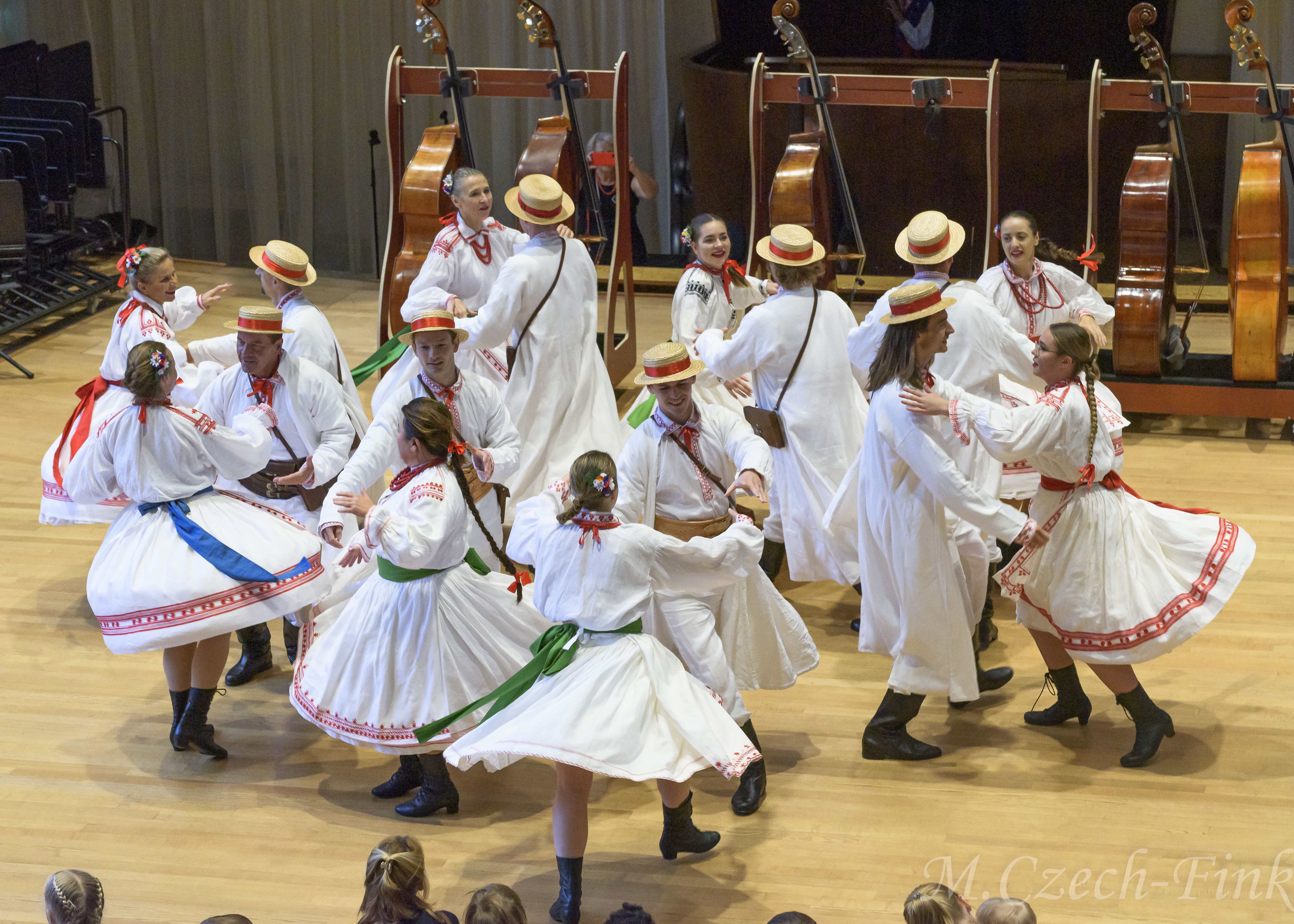 Auftritt des polnischen Tanzensembles LASOWIACY am 30. September 2024 in Basel.