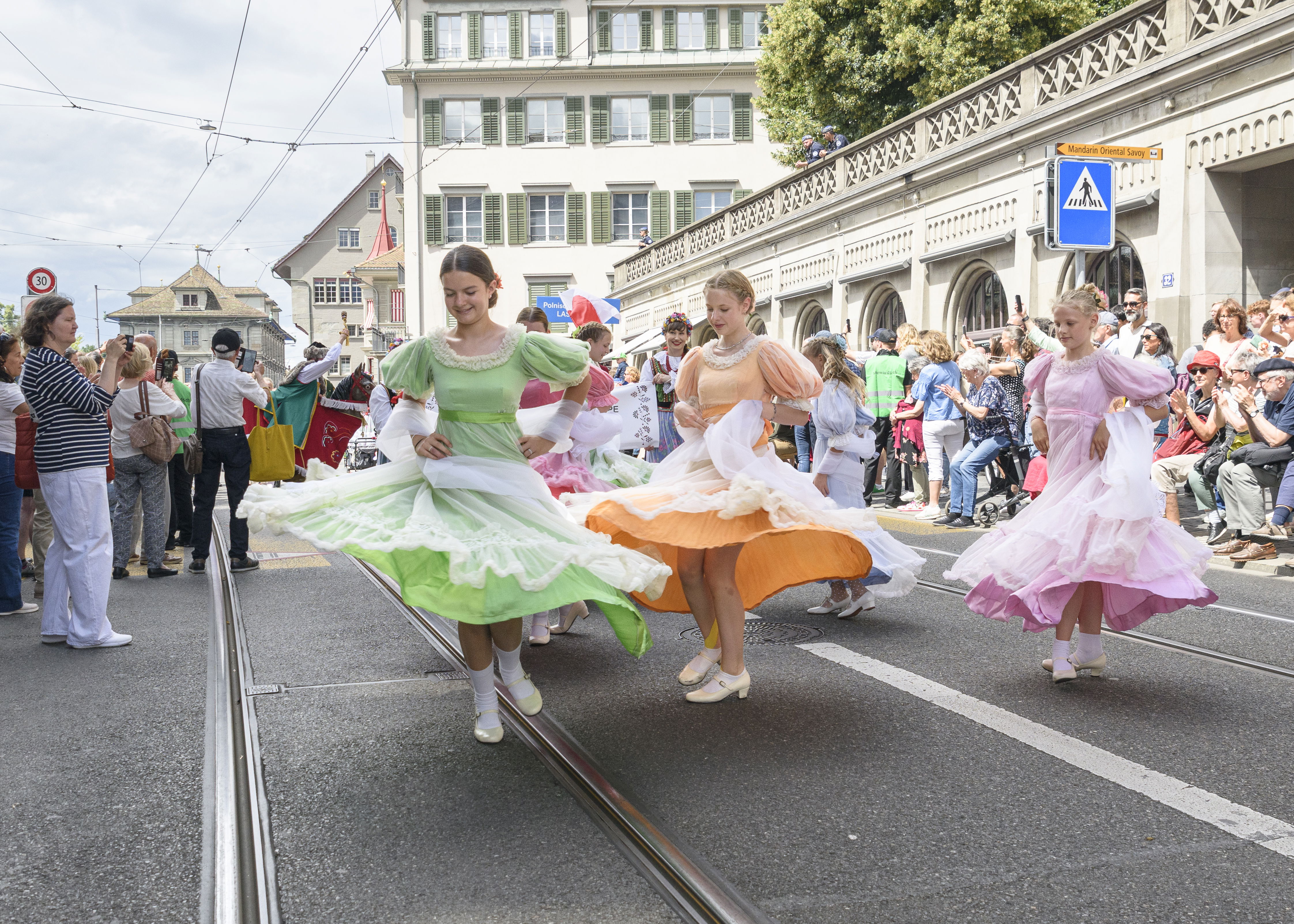 Die Lasowiacy-Gruppe marschiert am 30. Juni 2024 durch die Straßen von Zürich.