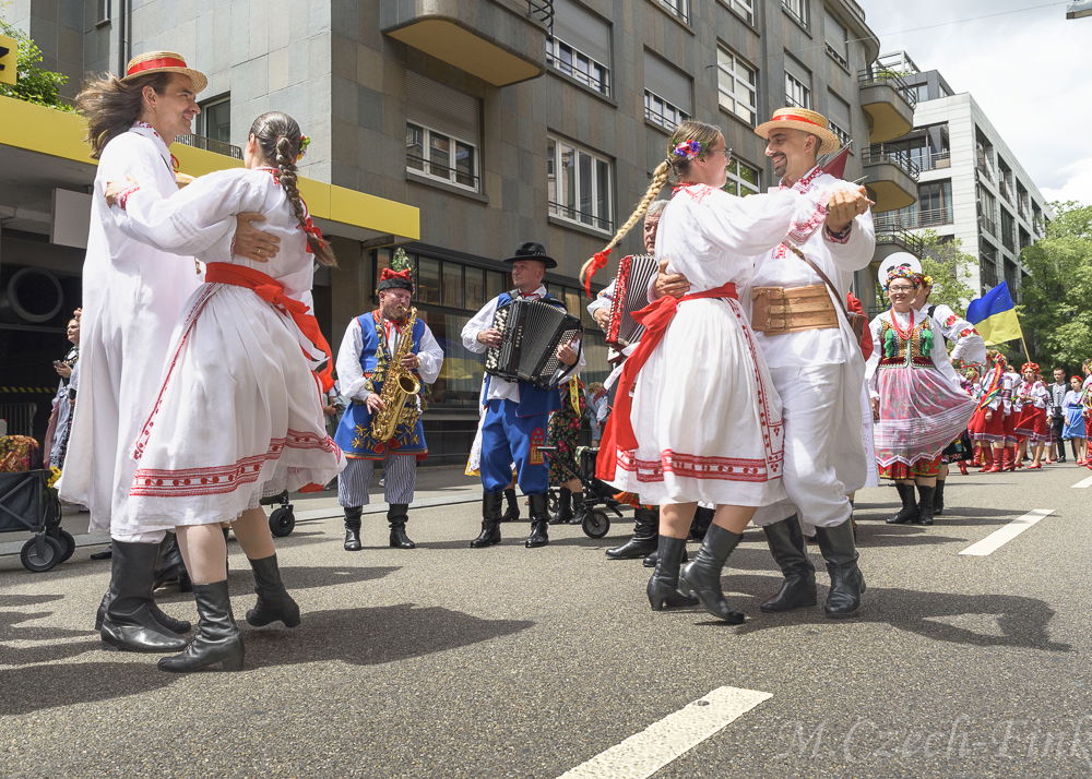Die Lasowiacy-Gruppe marschiert am 30. Juni 2024 durch die Straßen von Zürich.
