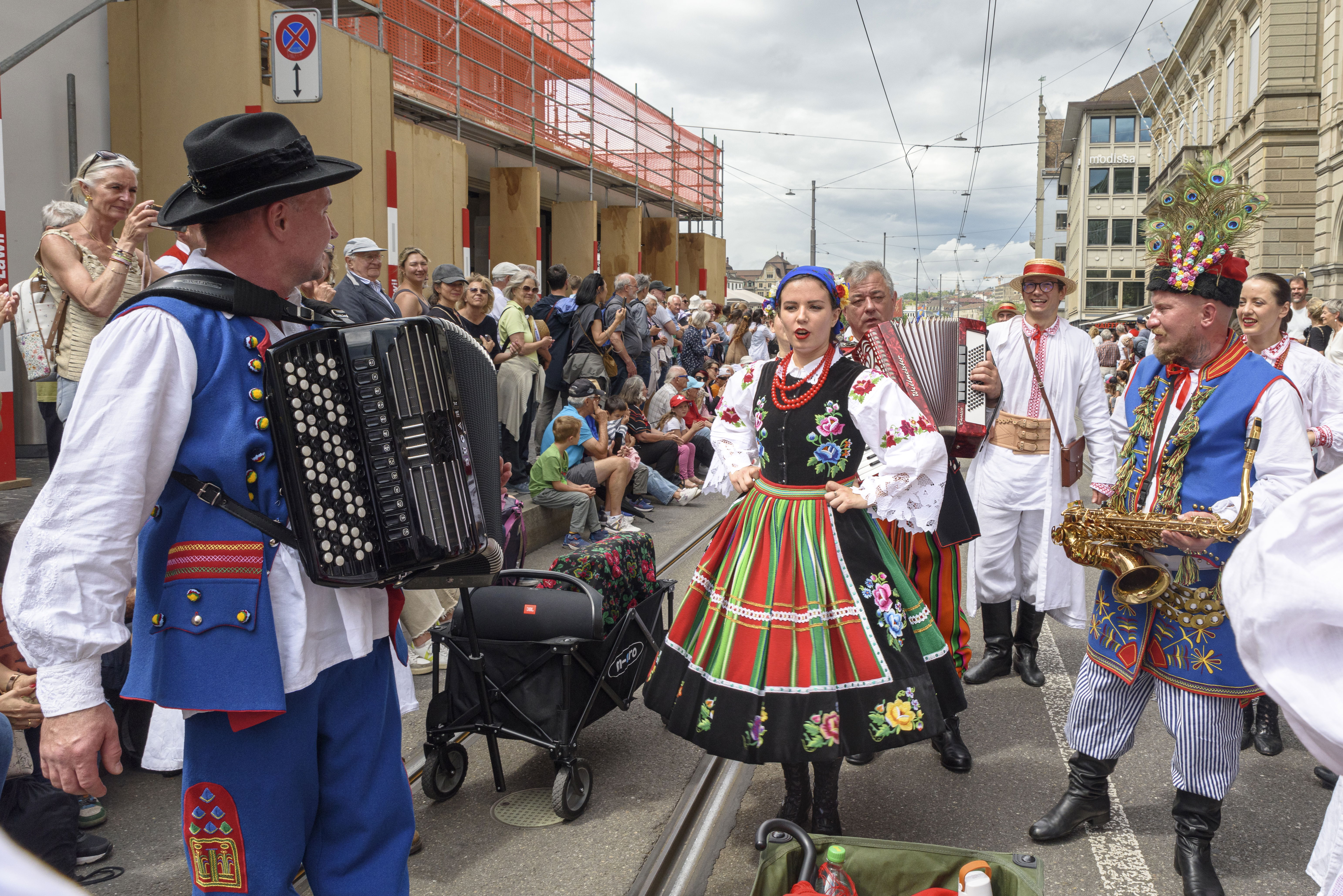 Die Lasowiacy-Gruppe marschiert am 30. Juni 2024 durch die Straßen von Zürich.