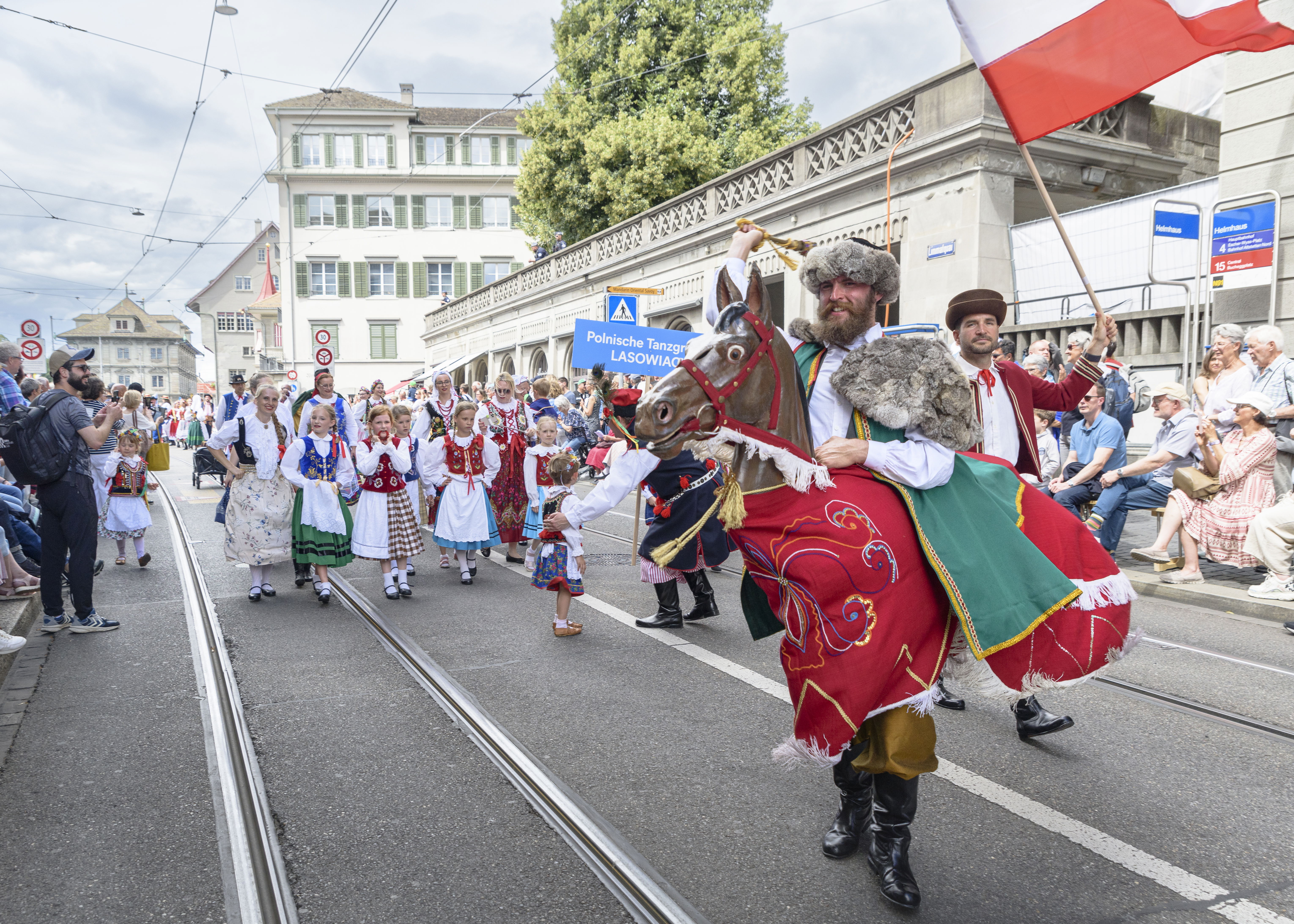 Die Lasowiacy-Gruppe marschiert am 30. Juni 2024 durch die Straßen von Zürich.