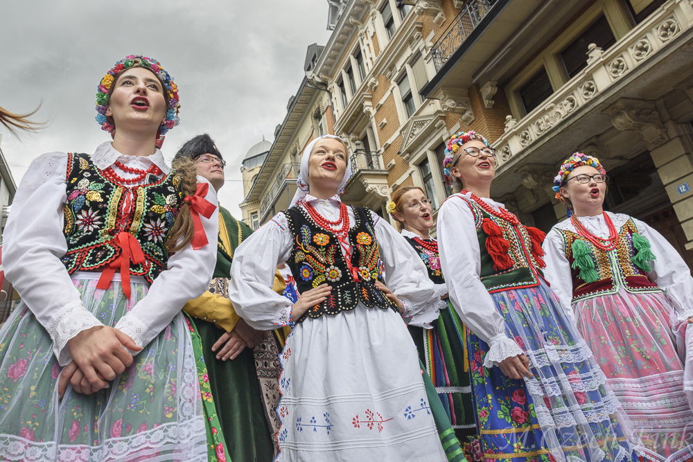 Die Lasowiacy-Gruppe marschiert am 30. Juni 2024 durch die Straßen von Zürich.