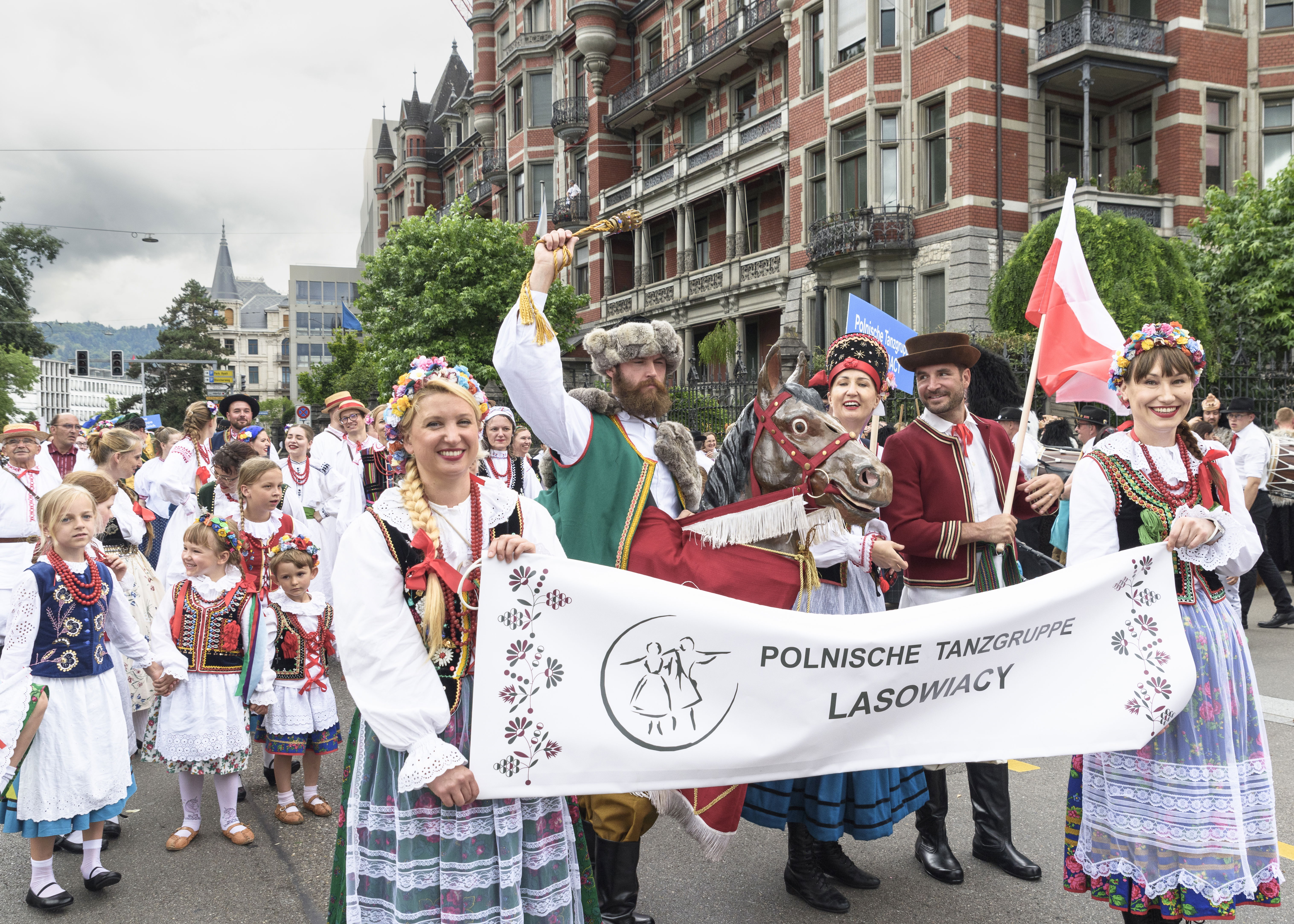 Die Lasowiacy-Gruppe marschiert am 30. Juni 2024 durch die Straßen von Zürich.