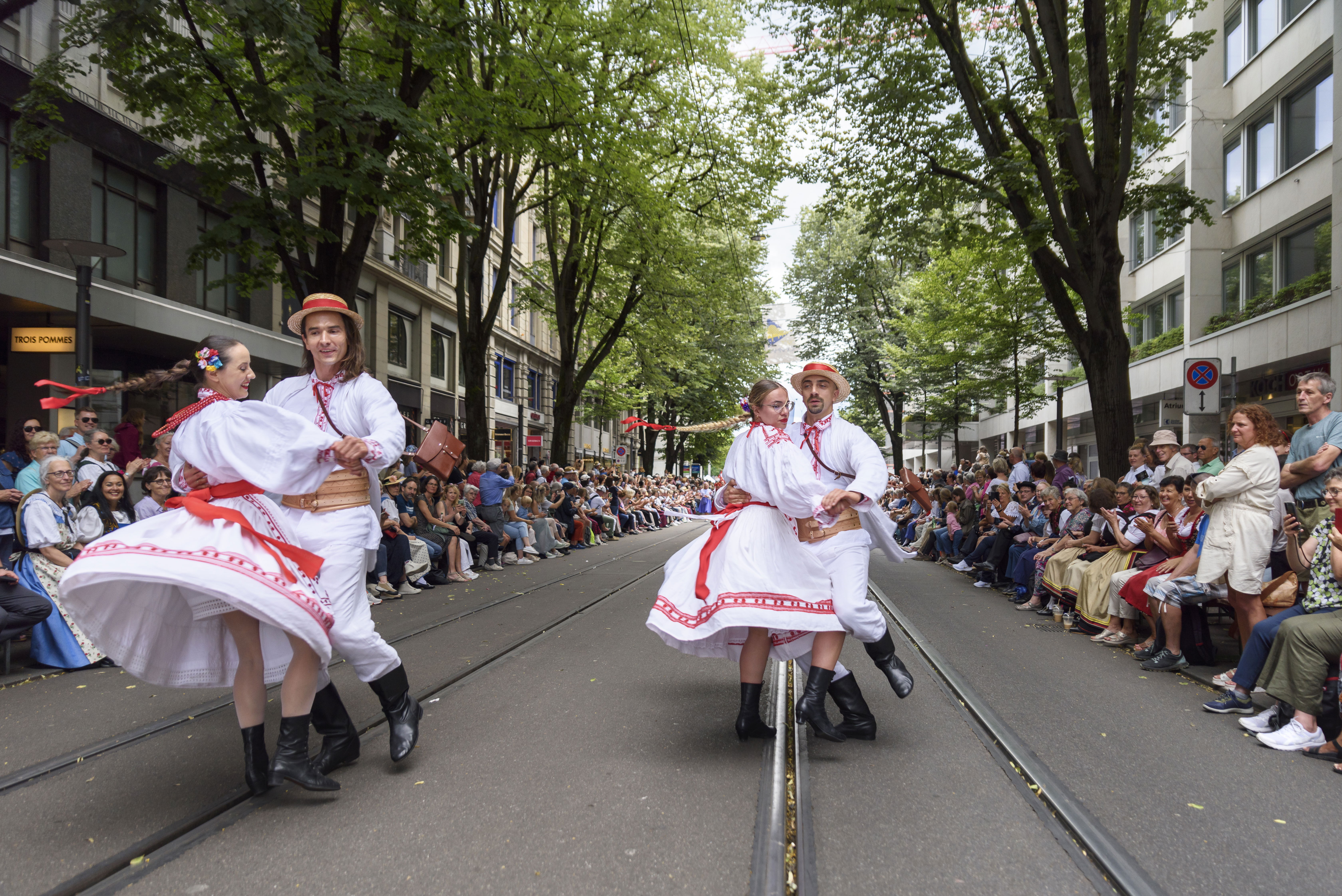 Die Lasowiacy-Gruppe marschiert am 30. Juni 2024 durch die Straßen von Zürich.