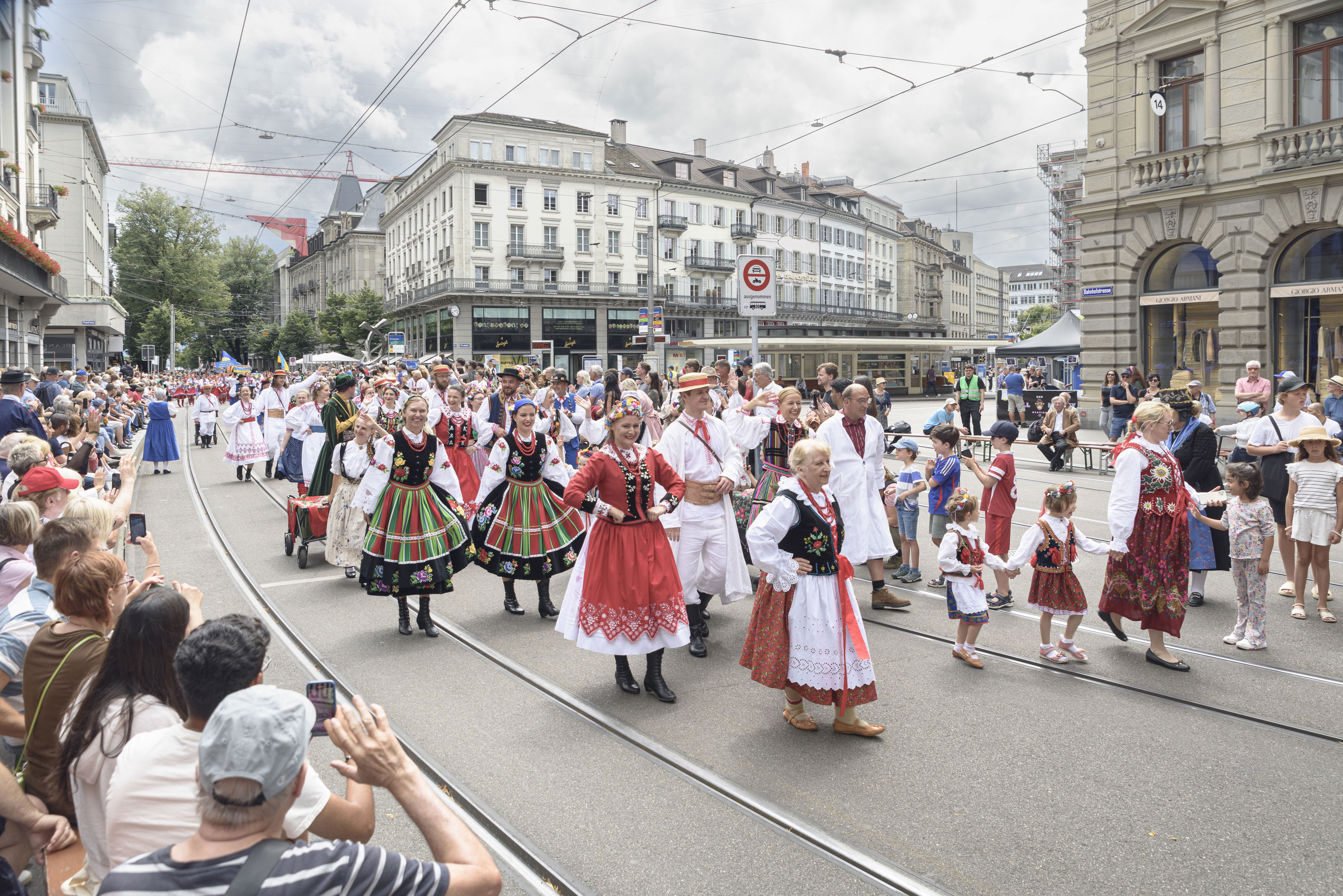 Die Lasowiacy-Gruppe marschiert am 30. Juni 2024 durch die Straßen von Zürich.