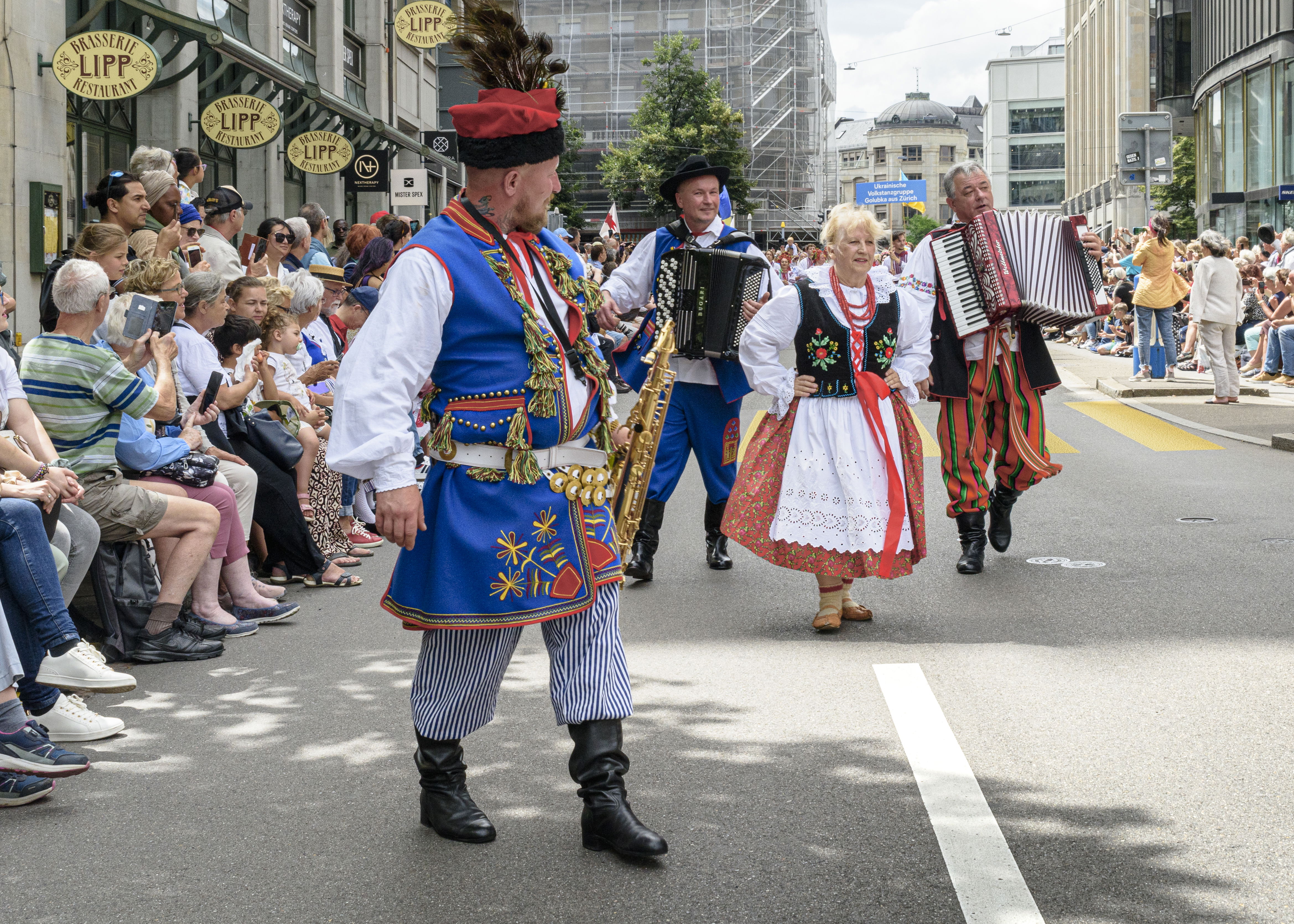 Die Lasowiacy-Gruppe marschiert am 30. Juni 2024 durch die Straßen von Zürich.