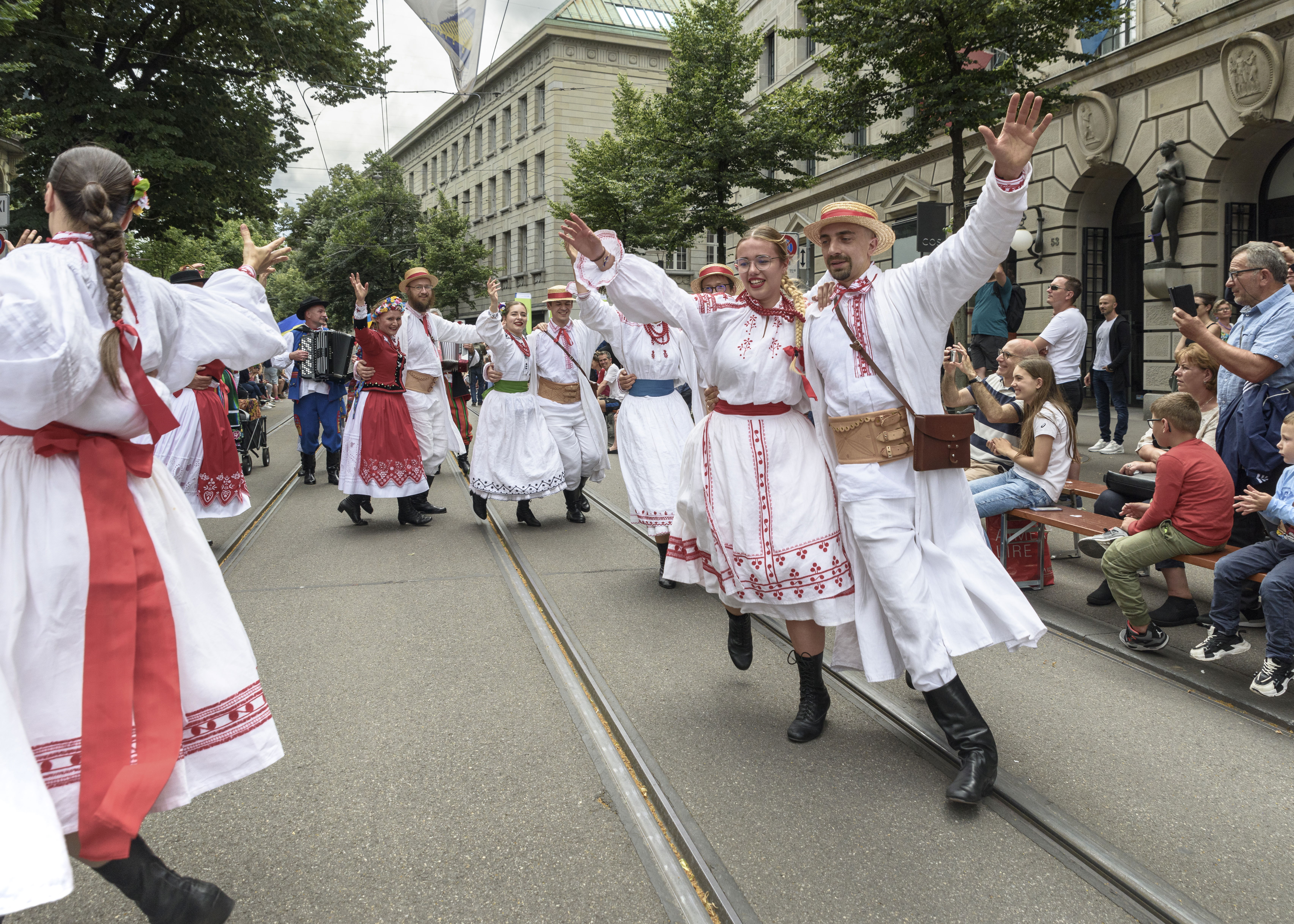 Die Lasowiacy-Gruppe marschiert am 30. Juni 2024 durch die Straßen von Zürich.