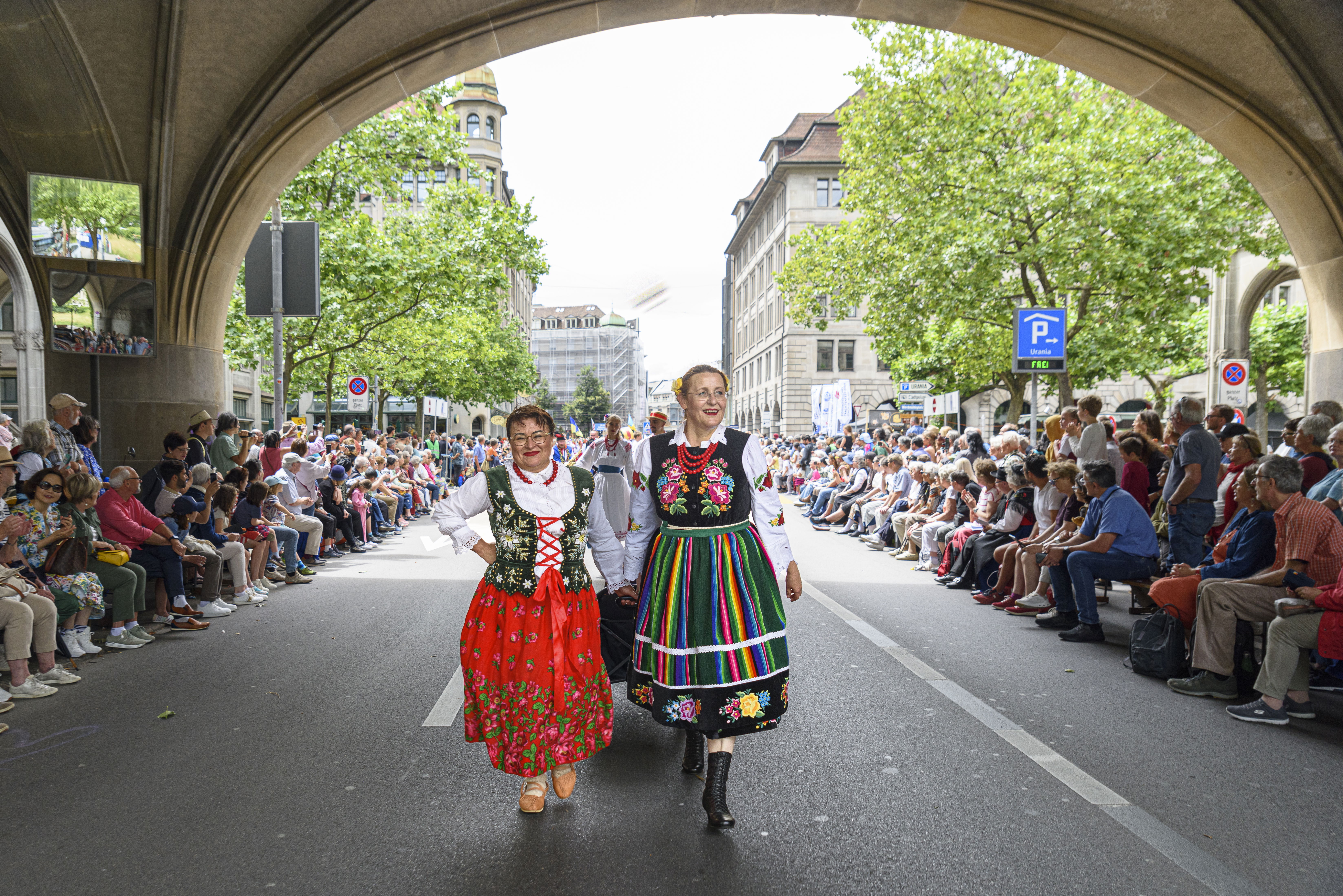 Die Lasowiacy-Gruppe marschiert am 30. Juni 2024 durch die Straßen von Zürich.
