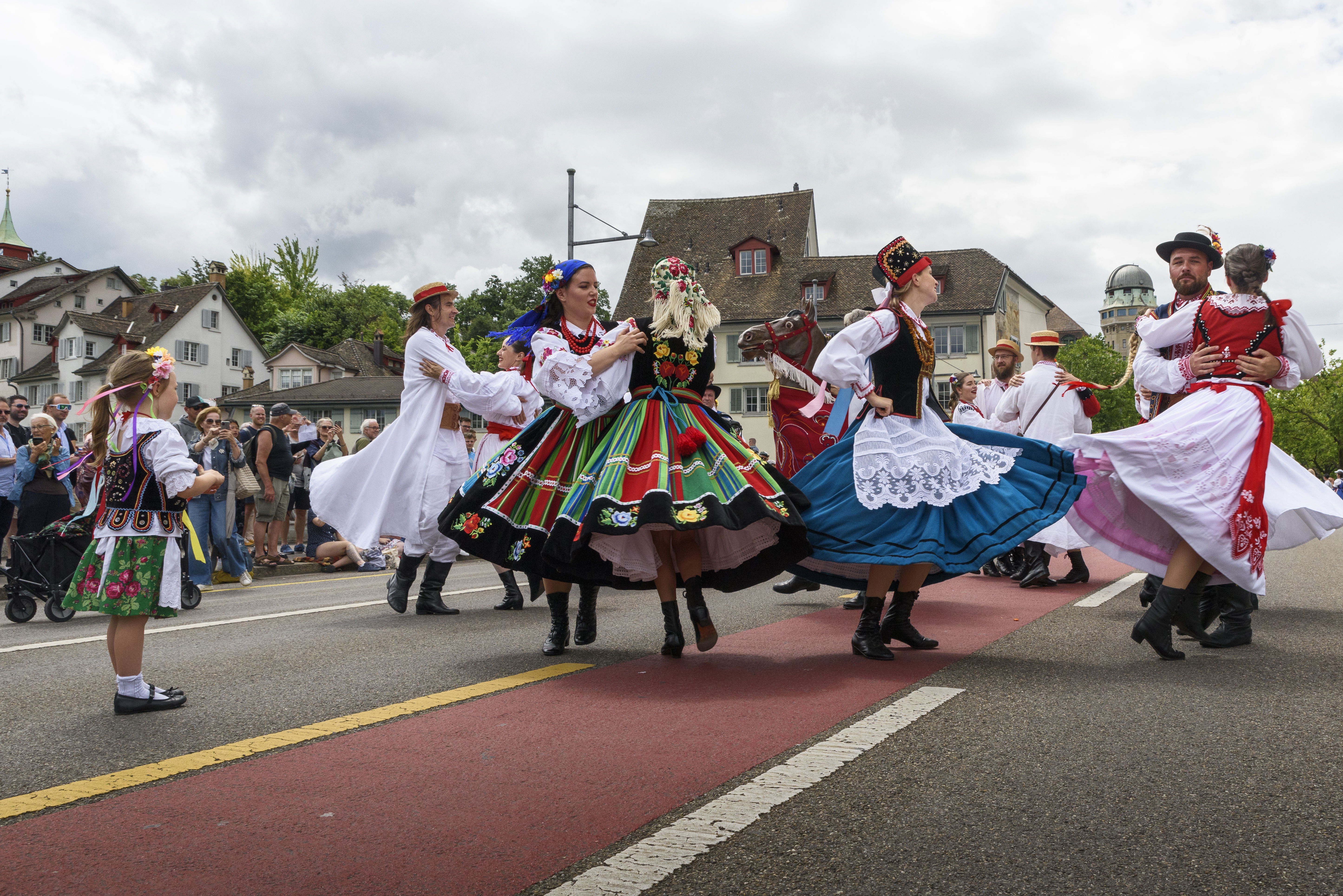 Die Lasowiacy-Gruppe marschiert am 30. Juni 2024 durch die Straßen von Zürich.