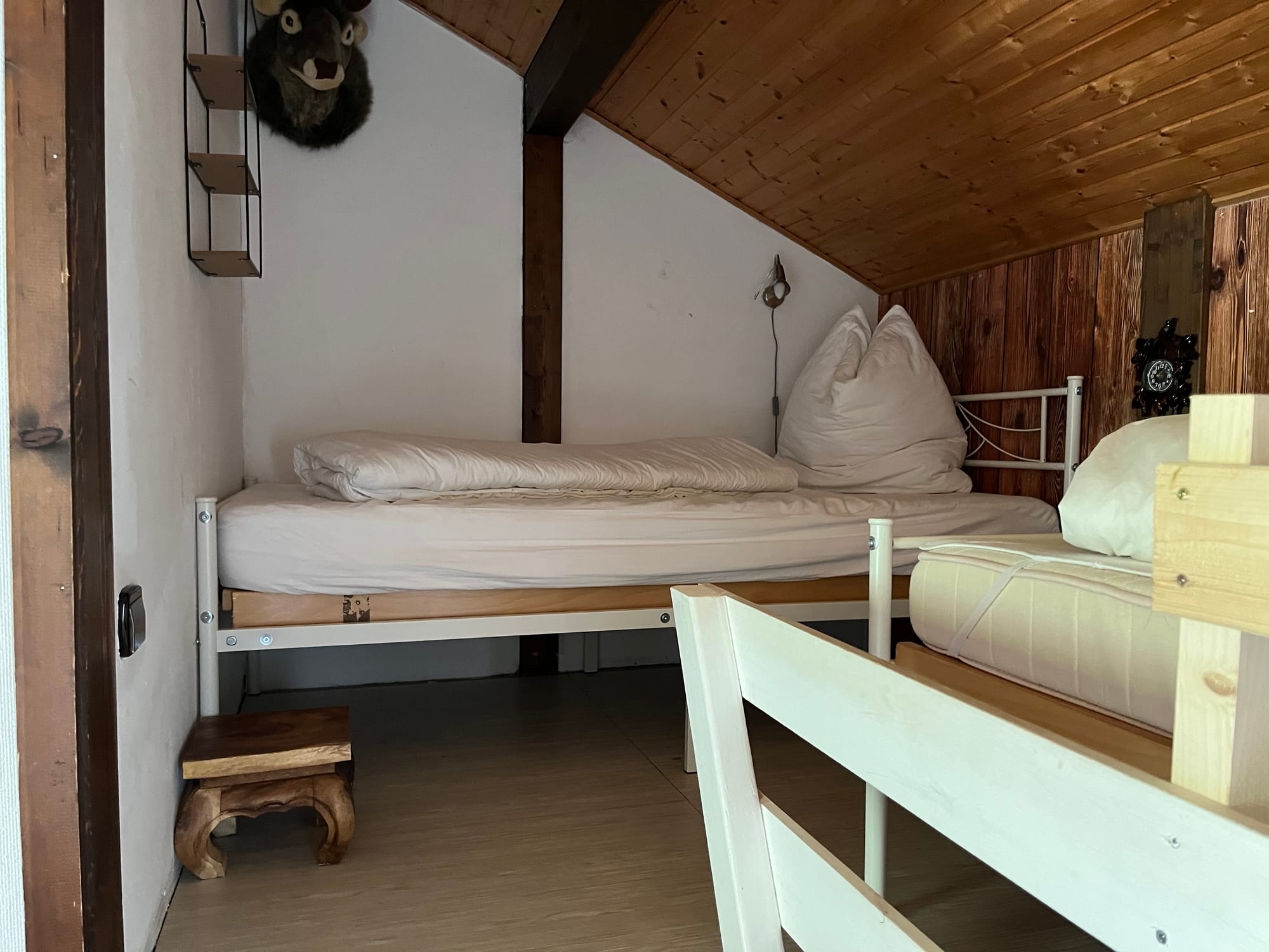 Urige Schlafgalerie im Schlafzimmer 2, mit zwei Einzelbetten
