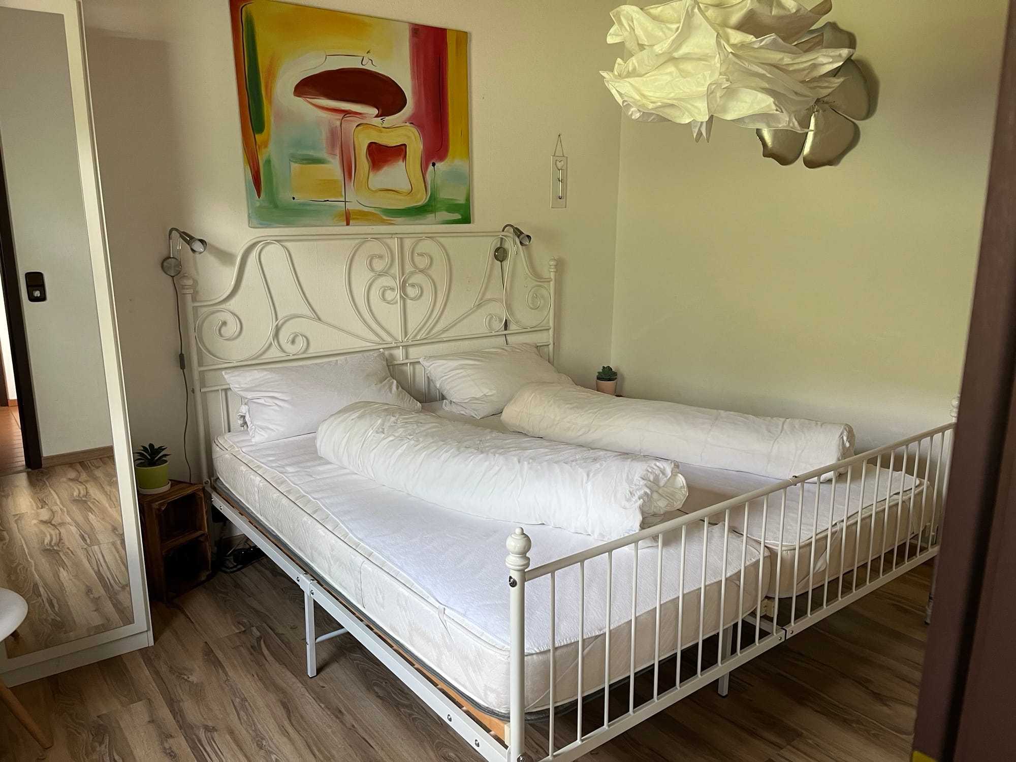 Schlafzimmer 1 mit Doppelbett, Schrank und Sessel