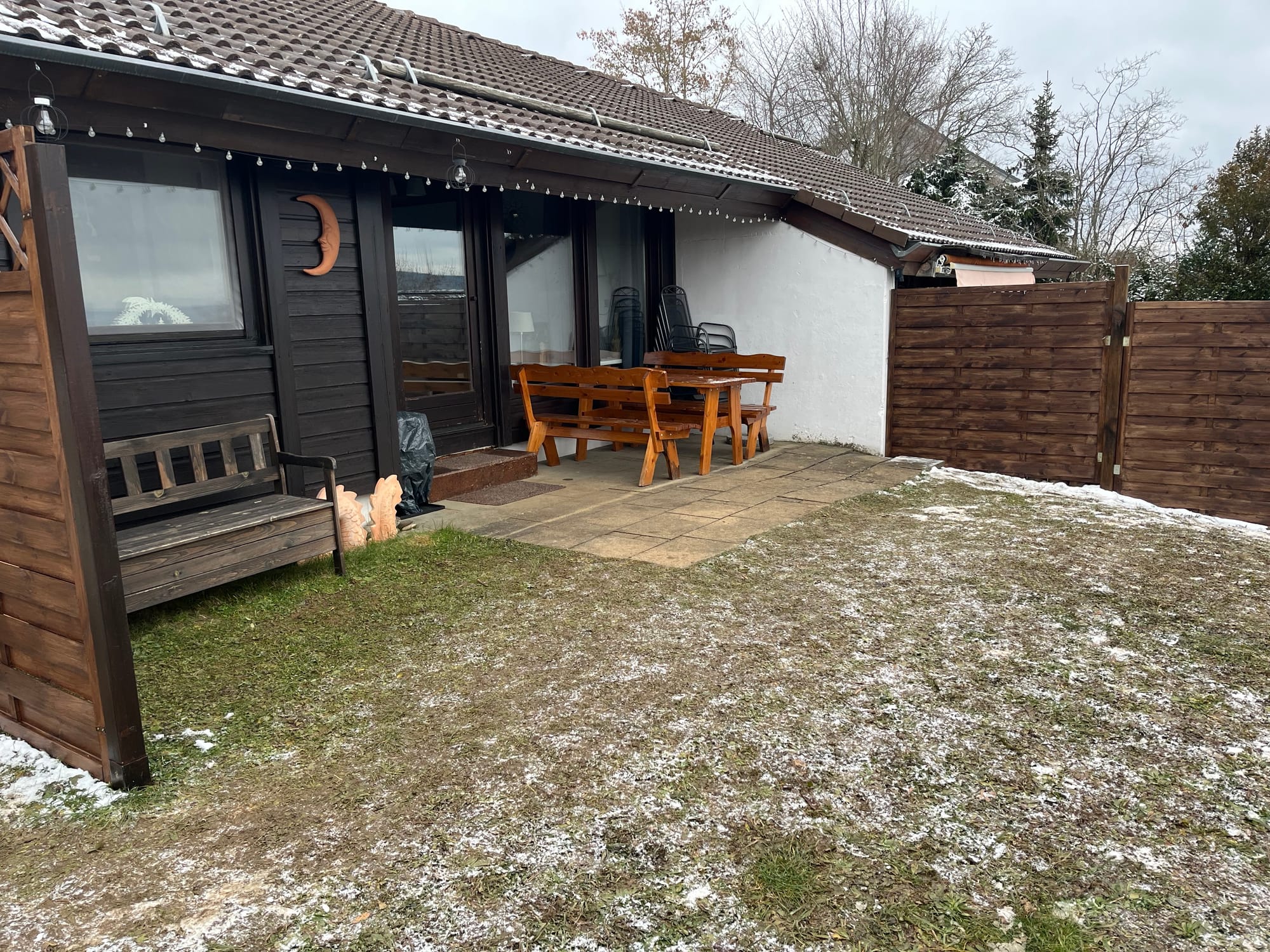 Möblierte Terrasse mit Grill