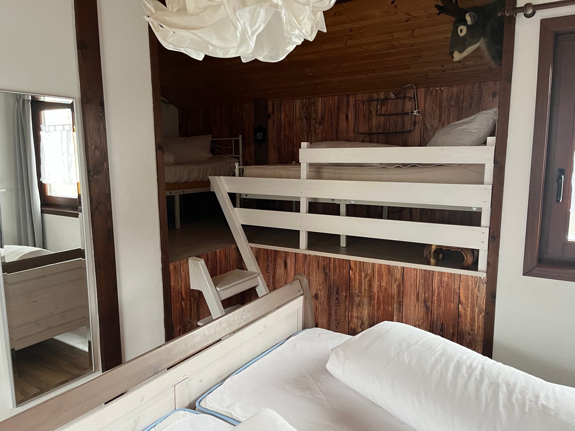 Urige Schlafgalerie im Schlafzimmer 2, mit zwei Einzelbetten -jew. 90x200m