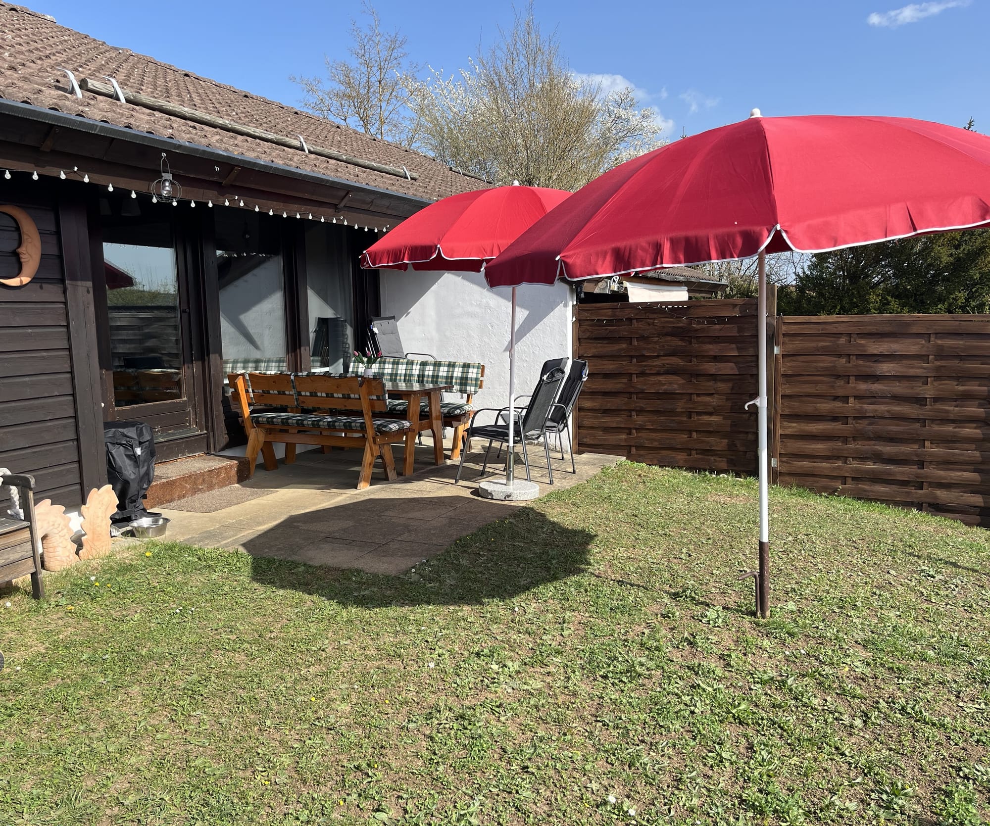 Moblierte Terrasse mit Grill