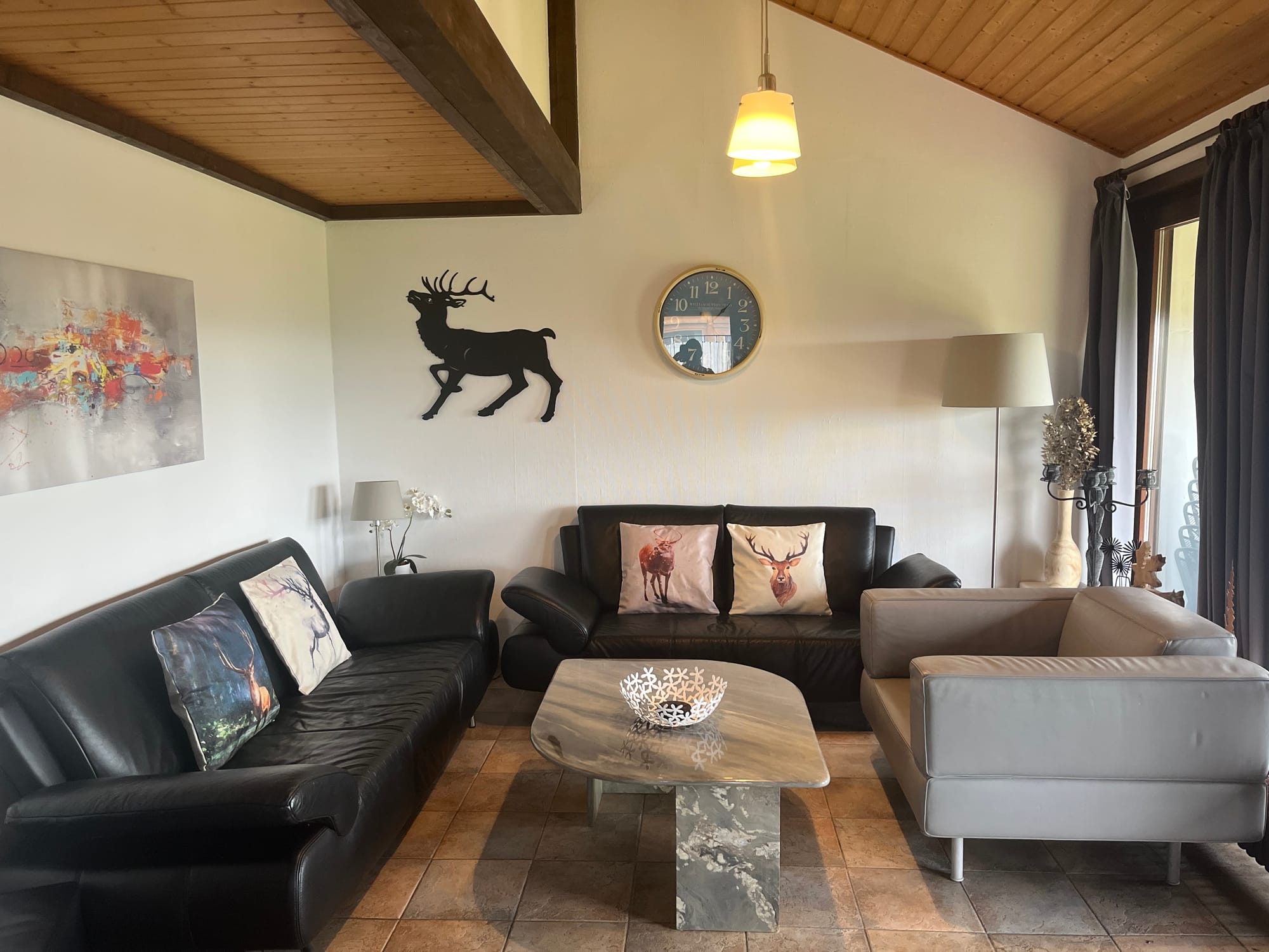 Gemütliches Wohnzimmer im Ferienhaus bei Bad Duerrheim