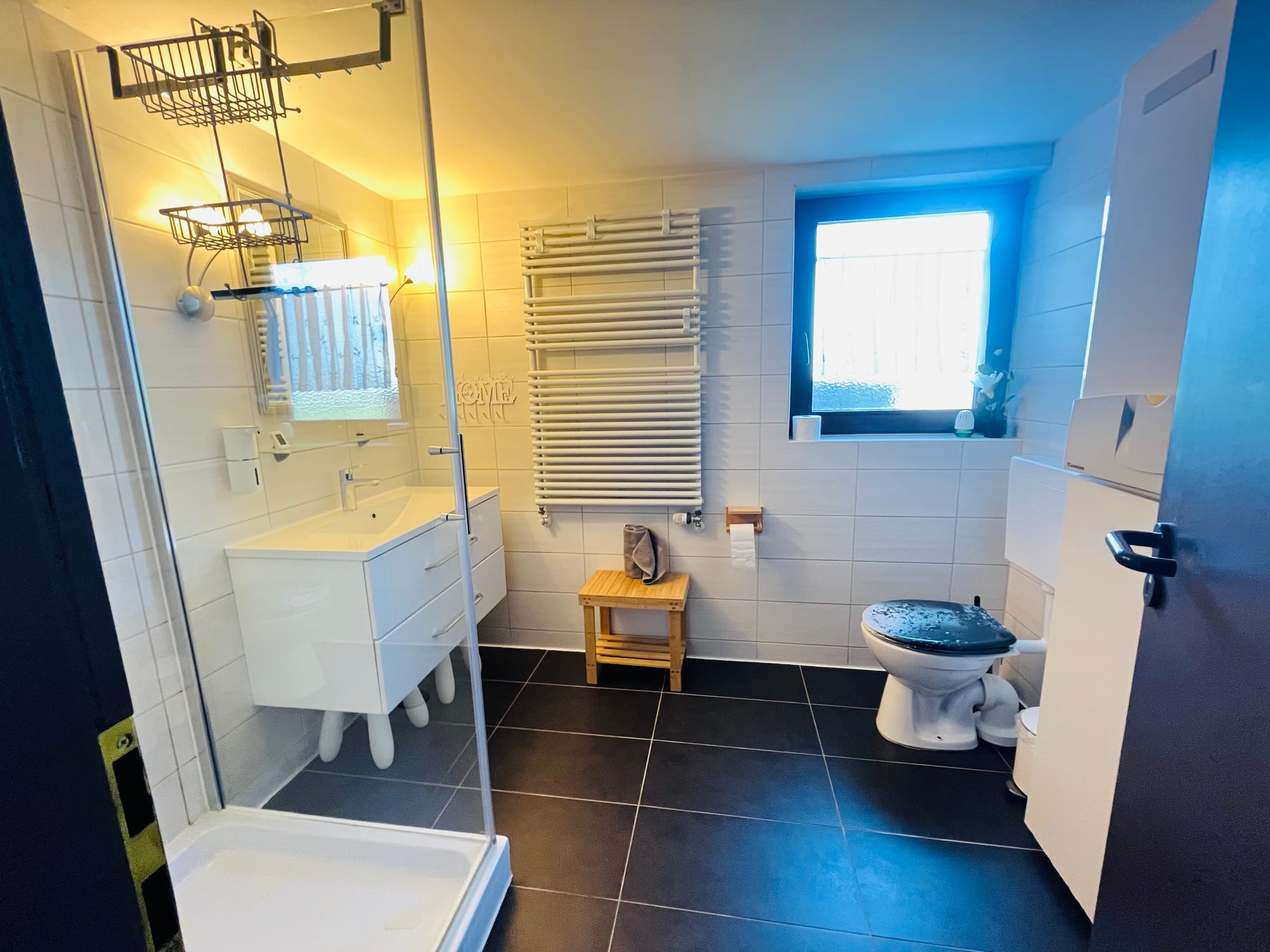 Helles Badezimmer mit Fenster im Ferienhaus Schwarzwald
