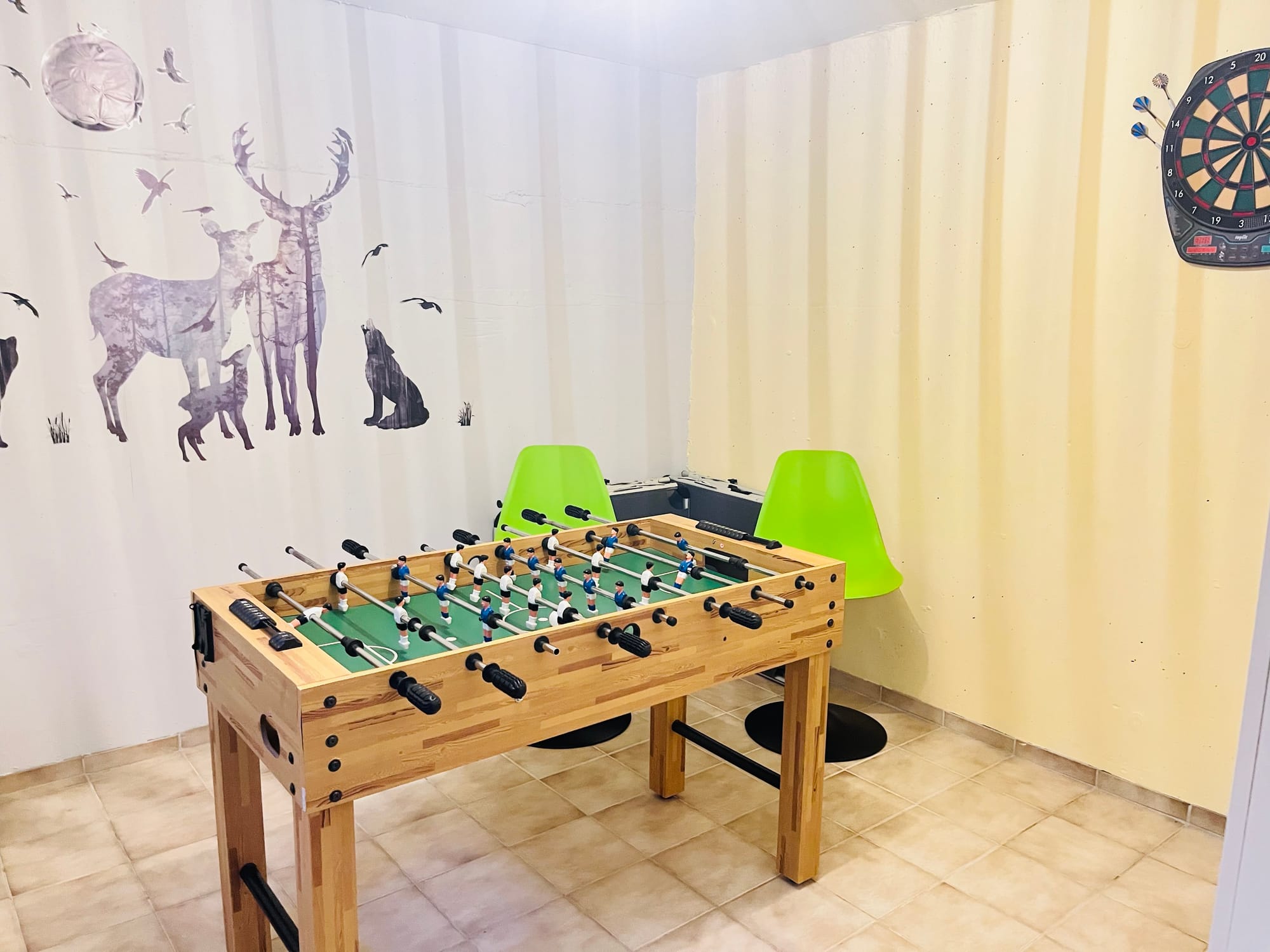  Freizeitraum mit Tischkicker und Darts im Ferienhaus 